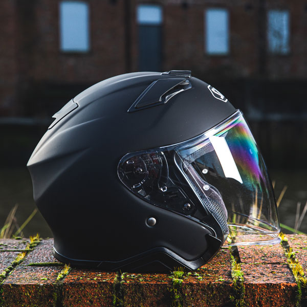 shoei_helmet_j-cruise-2_matt-black_lifestyle2.jpg