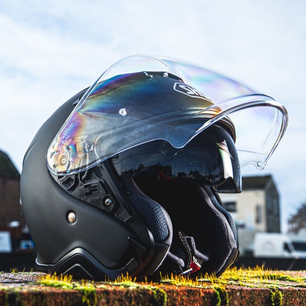 shoei_helmet_j-cruise-2_matt-black_lifestyle4.jpg