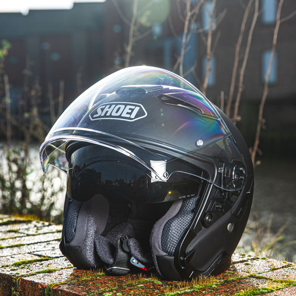 shoei_helmet_j-cruise-2_matt-black_lifestyle5.jpg