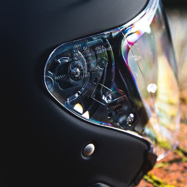 shoei_helmet_j-cruise-2_matt-black_lifestyle7.jpg