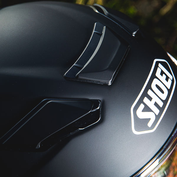 shoei_helmet_j-cruise-2_matt-black_lifestyle8.jpg