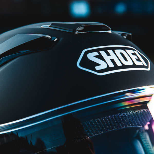 shoei_helmet_j-cruise-2_matt-black_lifestyle9.jpg
