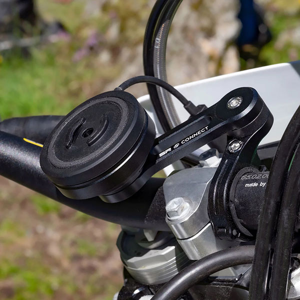 sp-connect_phone-mounts-and-cases_spc+-anti-vibration-module_lifestyle1.jpg