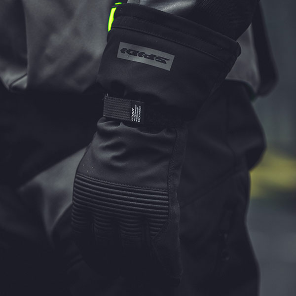 spidi_textile-gloves_wintertourer-ce-gloves_black_lifestyle1.jpg