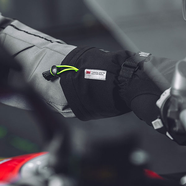 spidi_textile-gloves_wintertourer-ce-gloves_black_lifestyle4.jpg