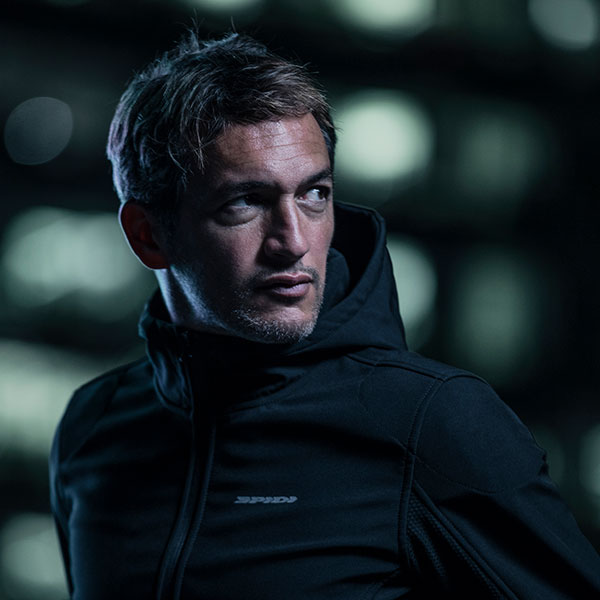 spidi_textile-jacket_hoodie-armour-evo-ce-jacket_black_lifestyle1.jpg