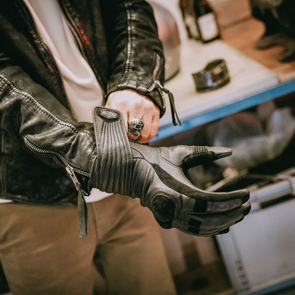 spirit-motors_leather-gloves_edward-greaser_black_detail3.jpg