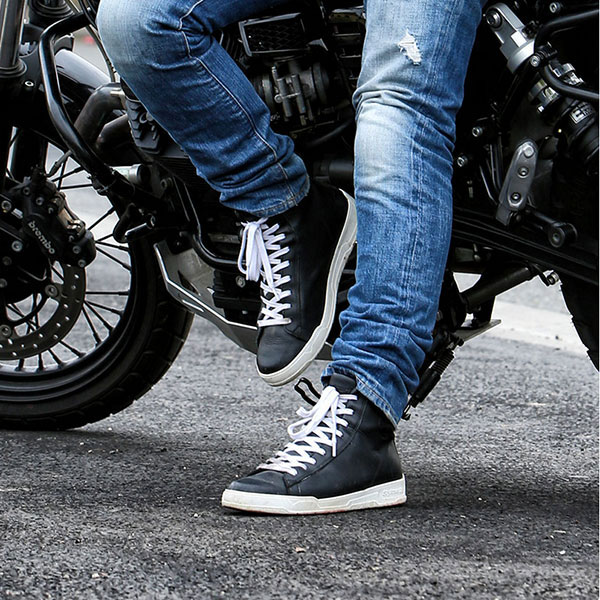 stylmartin_boots_core-wp_black-white_lifestyle1.jpg