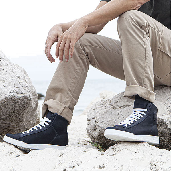 stylmartin_boots_grid_blue_lifestyle1.jpg