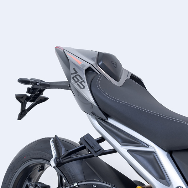 sw-motech_blaze-saddlebags_triumph-street-triple_detail2.jpg