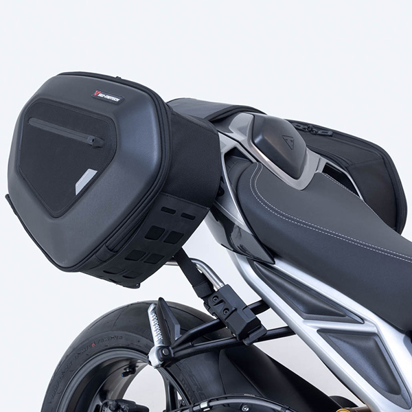 sw-motech_blaze-saddlebags_triumph-street-triple_detail4.jpg