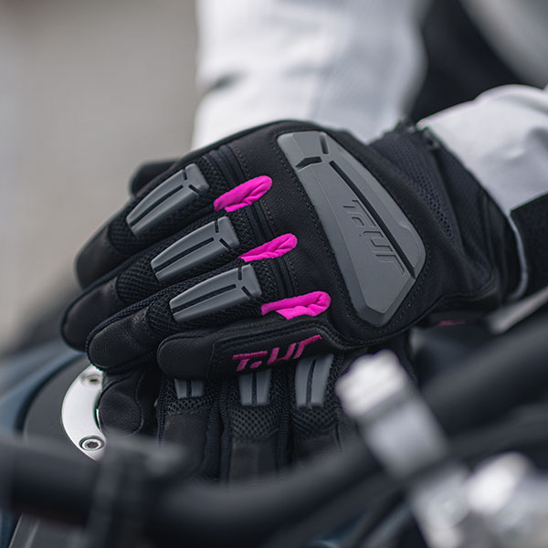 t-ur_textile-gloves_ladies-g-four-textile-gloves_black-fuchsia_lifestyle1.jpg