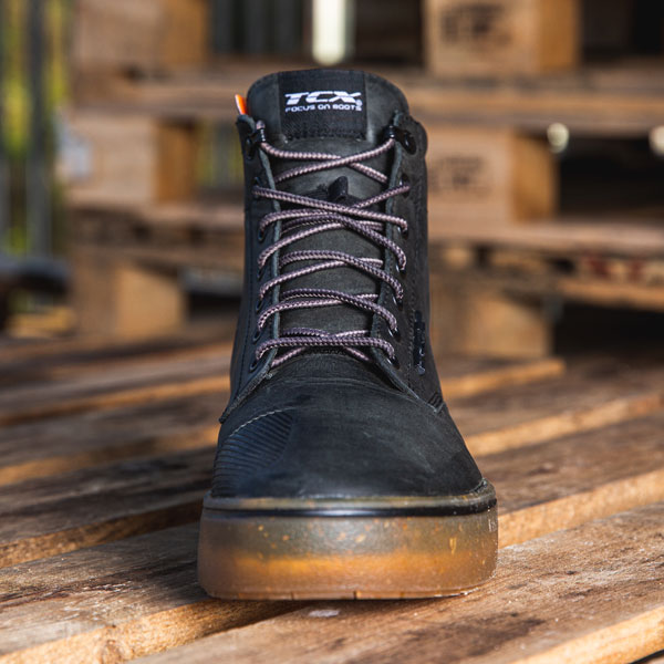 tcx_boots_dartwood-wp_black_lifestyle5.jpg