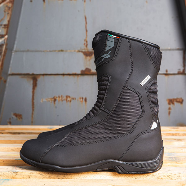 tcx_boots_explorer-4-gore-tex_black_lifestyle1.jpg