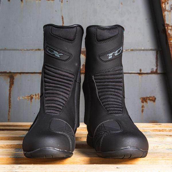 tcx_boots_explorer-4-gore-tex_black_lifestyle2.jpg