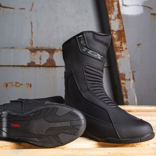 tcx_boots_explorer-4-gore-tex_black_lifestyle3.jpg