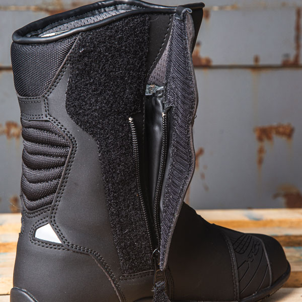 tcx_boots_explorer-4-gore-tex_black_lifestyle4.jpg