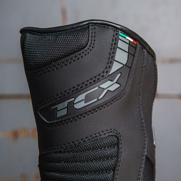 tcx_boots_explorer-4-gore-tex_black_lifestyle7.jpg