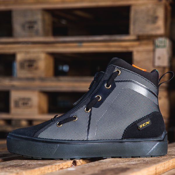 tcx_boots_ladies_ikasu-wp_black_lifestyle1.jpg