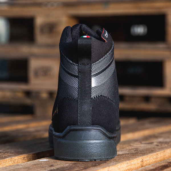 tcx_boots_ladies_ikasu-wp_black_lifestyle2.jpg