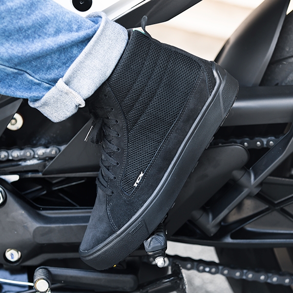 tcx_street_3_air_black_lifestyle.png