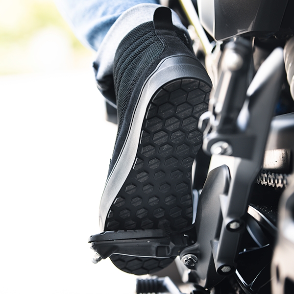 tcx_street_3_air_black_lifestyle_detail1.png