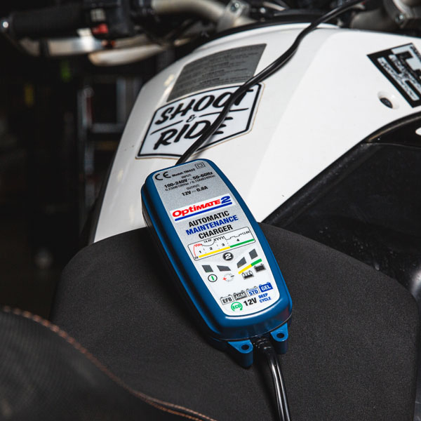 tecmate_optimate-2-battery-optimiser-sae_lifestyle1.jpg