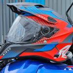 airoh_helmet_commander_boost_matt-red-blue_lifestyle1.jpg