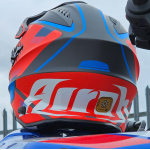 airoh_helmet_commander_boost_matt-red-blue_lifestyle2.jpg
