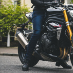 bull-it_motorcycle-jeans_ladies-harrier-slim-jeans_blue_lifestyle1.jpg