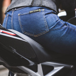 bull-it_motorcycle-jeans_ladies-harrier-slim-jeans_blue_lifestyle4.jpg