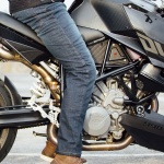bullit_jeans_heritage-17-sp120-lite-straight_dark-blue_lifestyle.jpg
