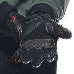 dainese_gloves-textile_unruly-ergo-tek_black-fluo-red_lifestyle3.jpg