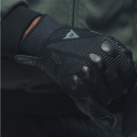 dainese_gloves-textile_unruly-ergo-tek_black_lifestyle2.jpg