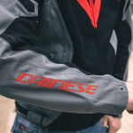 dainese_jacket-textile_air-crono2_black-charcoal-grey_lifestyle-10.jpg
