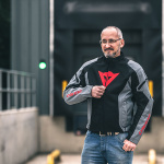 dainese_jacket-textile_air-crono2_black-charcoal-grey_lifestyle-5.jpg