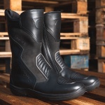 daytona_boots-leather_spirit-pro-gore-tex_black_lifestyle1.jpg