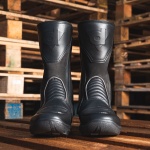 daytona_boots-leather_spirit-pro-gore-tex_black_lifestyle2.jpg