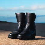 daytona_ladies_leather_boots_pilot-sl_black_lifestyle1.jpg
