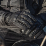 dxr_gloves-leather_ttr-waterproof-ce_black_lifestyle11.jpg
