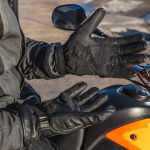 dxr_gloves-leather_ttr-waterproof-ce_black_lifestyle8.jpg