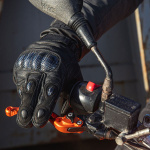 dxr_gloves-leather_winter-carbon_black_lifestyle1.jpg