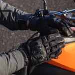 dxr_gloves-mixed_poker-ce_black_lifestyle5.jpg