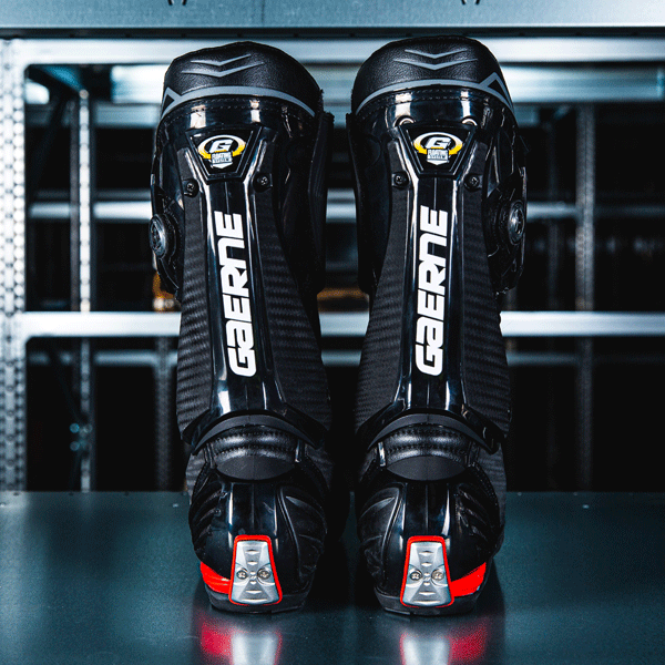 gaerne_boots_gp1-evo_black_lifestyle2.gif
