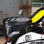 givi_luggage_grt715-waterproof-tank-bag-20-litre_lifestyle1.jpg