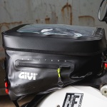 givi_luggage_grt715-waterproof-tank-bag-20-litre_lifestyle2.jpg