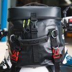 givi_luggage_grt715-waterproof-tank-bag-20-litre_lifestyle3.jpg