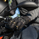 halvarssons_leather-gloves_flon_black-tan_lifestyle1.jpg