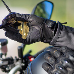 halvarssons_leather-gloves_flon_black-tan_lifestyle2.jpg