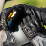 halvarssons_leather-gloves_flon_black-tan_lifestyle3.jpg